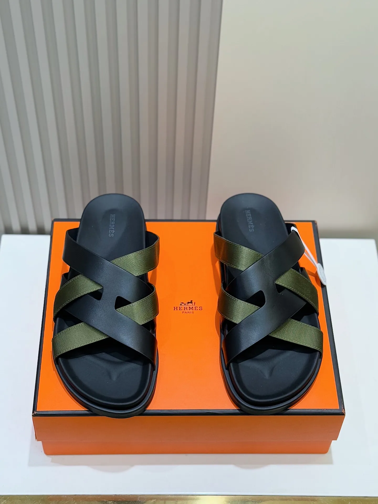 p300💰Men's Shoes Hermes Men's Kazimir Slippers - Top quality woven calfskin functional sandals with an intertwined upper inspired by the "H" iconic pattern to create a casual look, perfect for summer. Imported cowhide + cowhide lining + rubber outsole Size: 39-44 (customized at 38.45.46)